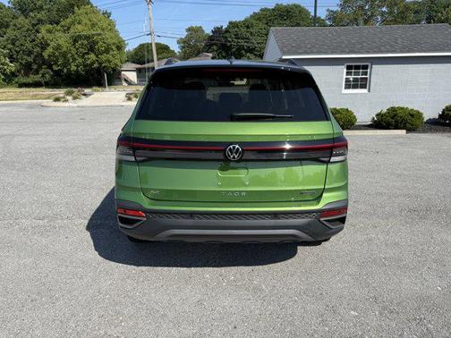 2025 Volkswagen Taos SE Black