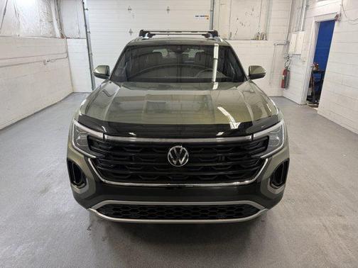 avocado green pearl 2026 Volkswagen Atlas Cross Sport 2.0T SE w/Technology 4MOTION
