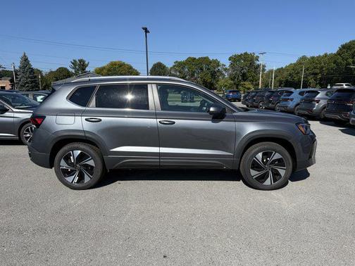 2025 Volkswagen Taos SE
