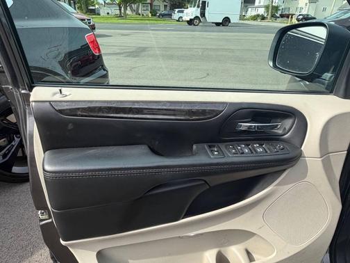 Granite Pearlcoat 2017 Dodge Grand Caravan SE