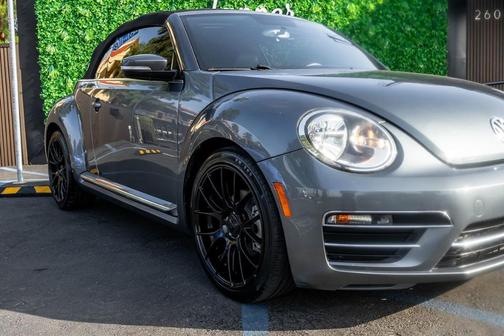 Platinum Gray Metallic w/ Black Top 2018 Volkswagen Beetle 2.0T S