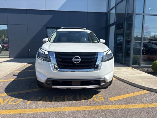 2025 Nissan Pathfinder SL