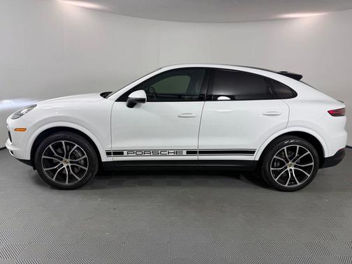 White 2022 Porsche Cayenne AWD