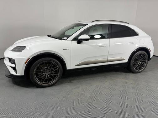 2025 Porsche Macan Turbo
