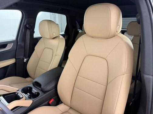 2025 Porsche Cayenne Base