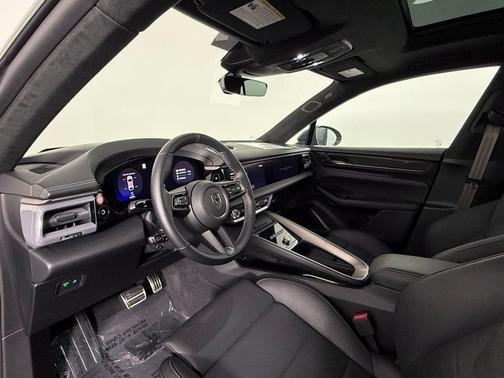 2025 Porsche Macan Turbo