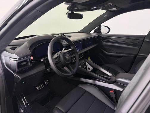 2025 Porsche Macan Turbo