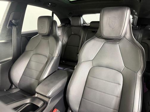 2025 Porsche Macan Turbo