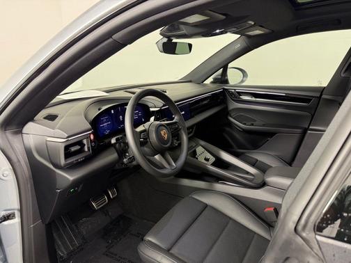 Dolomite Silver Metallic 2025 Porsche Macan 4S