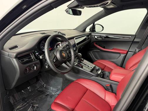 2025 Porsche Macan T