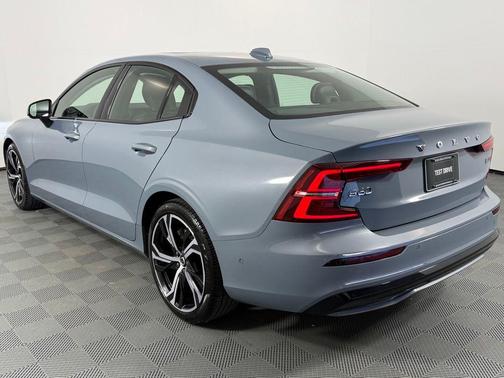 2024 Volvo S60 B5 Plus Dark Theme