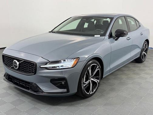 2024 Volvo S60 B5 Plus Dark Theme