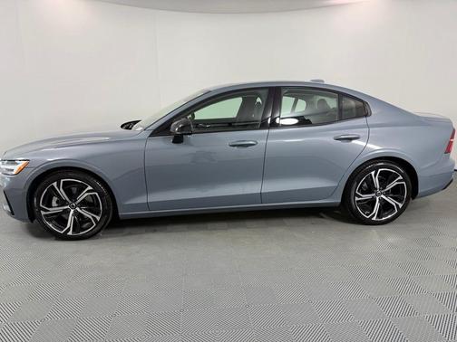2024 Volvo S60 B5 Plus Dark Theme