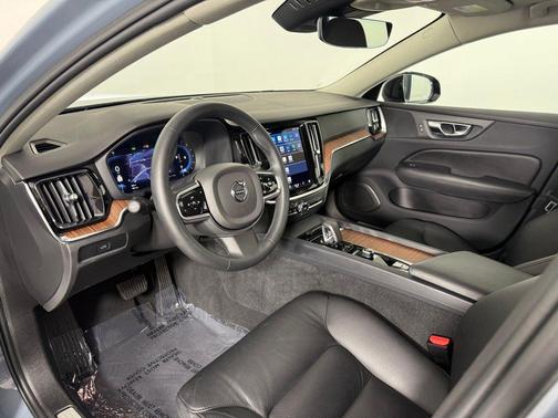 2024 Volvo S60 B5 Plus Dark Theme