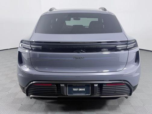 2025 Porsche Macan Turbo