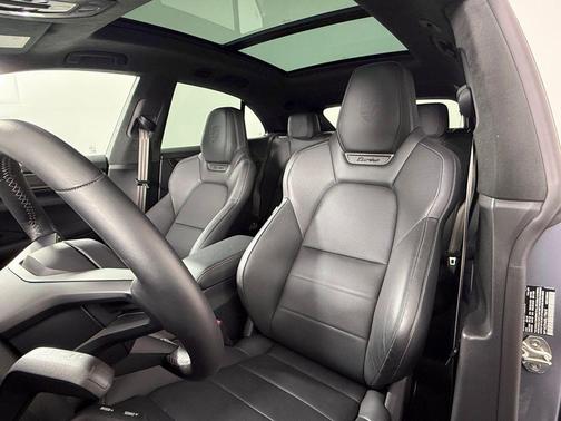 2025 Porsche Macan Turbo