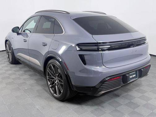 2025 Porsche Macan Turbo