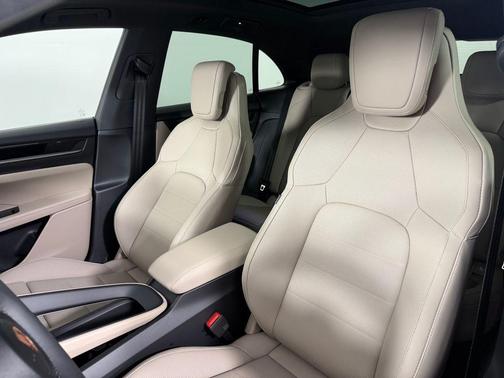 2026 Porsche Macan 4