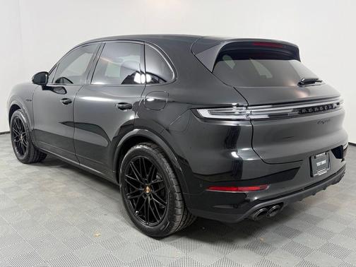 2025 Porsche Cayenne AWD