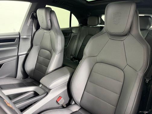 2025 Porsche Macan 4S