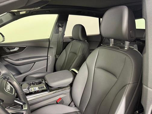 Mythos Black Metallic 2023 Audi Q8 55 Premium Plus