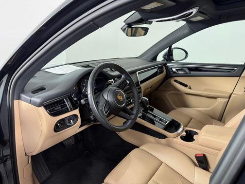 Volcano Grey Metallic 2023 Porsche Macan Base
