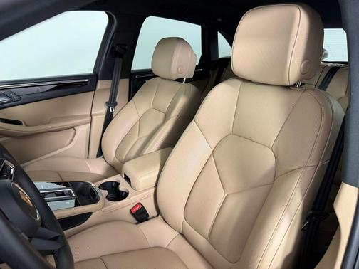 Volcano Grey Metallic 2023 Porsche Macan Base