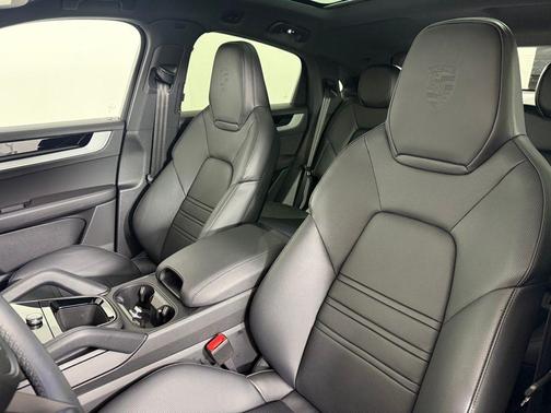 2025 Porsche Cayenne AWD