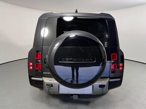 2024 Land Rover Defender P400 X-Dynamic SE