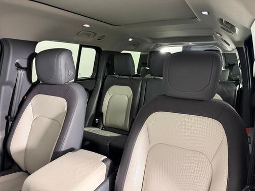2024 Land Rover Defender P400 X-Dynamic SE