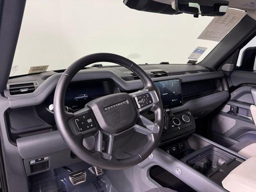 2024 Land Rover Defender P400 X-Dynamic SE