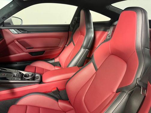 2025 Porsche 911 Carrera 4 GTS