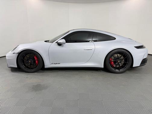 2025 Porsche 911 Carrera 4 GTS