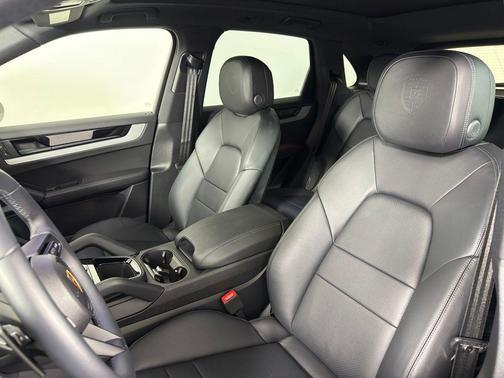 Chalk 2024 Porsche Cayenne Base