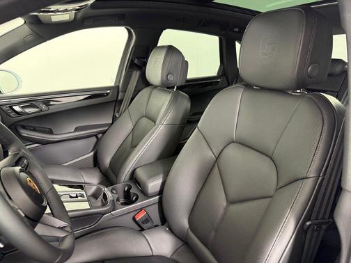 Carrara White 2026 Porsche Macan Base