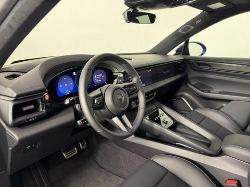 2025 Porsche Macan Turbo