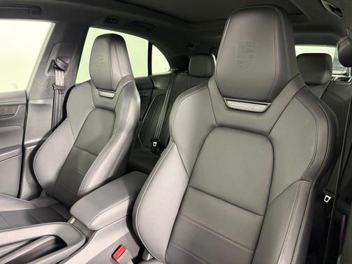 2025 Porsche Macan Turbo