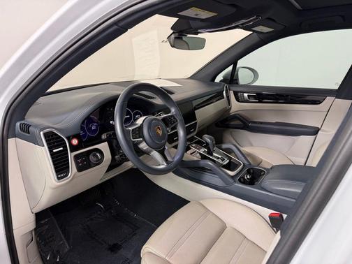 Carrara White Metallic 2022 Porsche Cayenne Base
