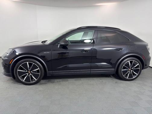 Jet Black Metallic 2025 Porsche Macan Base