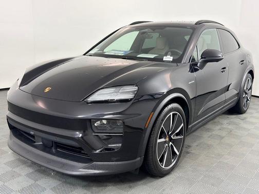 Jet Black Metallic 2025 Porsche Macan Base