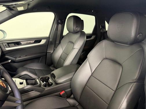 Dolomite Silver Metallic 2025 Porsche Cayenne Base