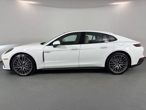 2026 Porsche Panamera 4