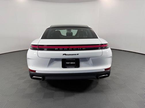 2026 Porsche Panamera 4