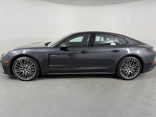 Volcano Grey Metallic 2026 Porsche Panamera 4