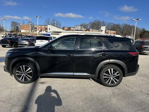 2023 Nissan Pathfinder Platinum
