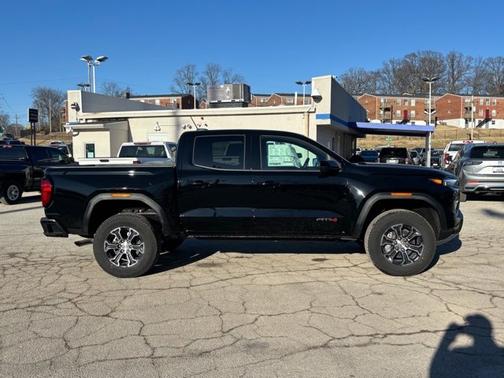 2025 GMC Canyon 4WD AT4