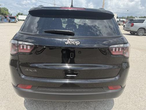 Diamond Black Crystal Pearlcoat 2025 Jeep Compass Latitude