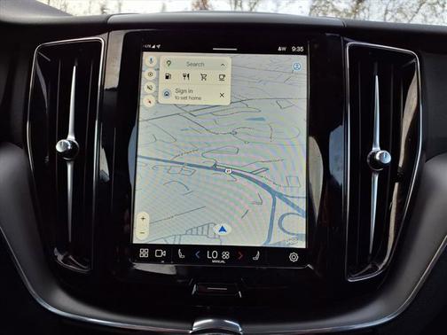 2024 Volvo XC60 Core Dark Theme