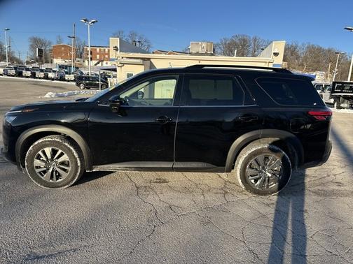 2025 Nissan Pathfinder SV