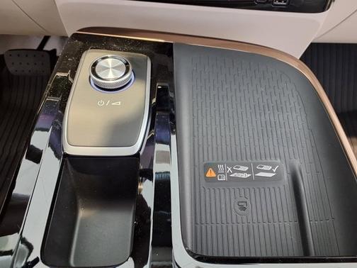 Iridescent White Tricoat 2026 Buick Enclave Avenir